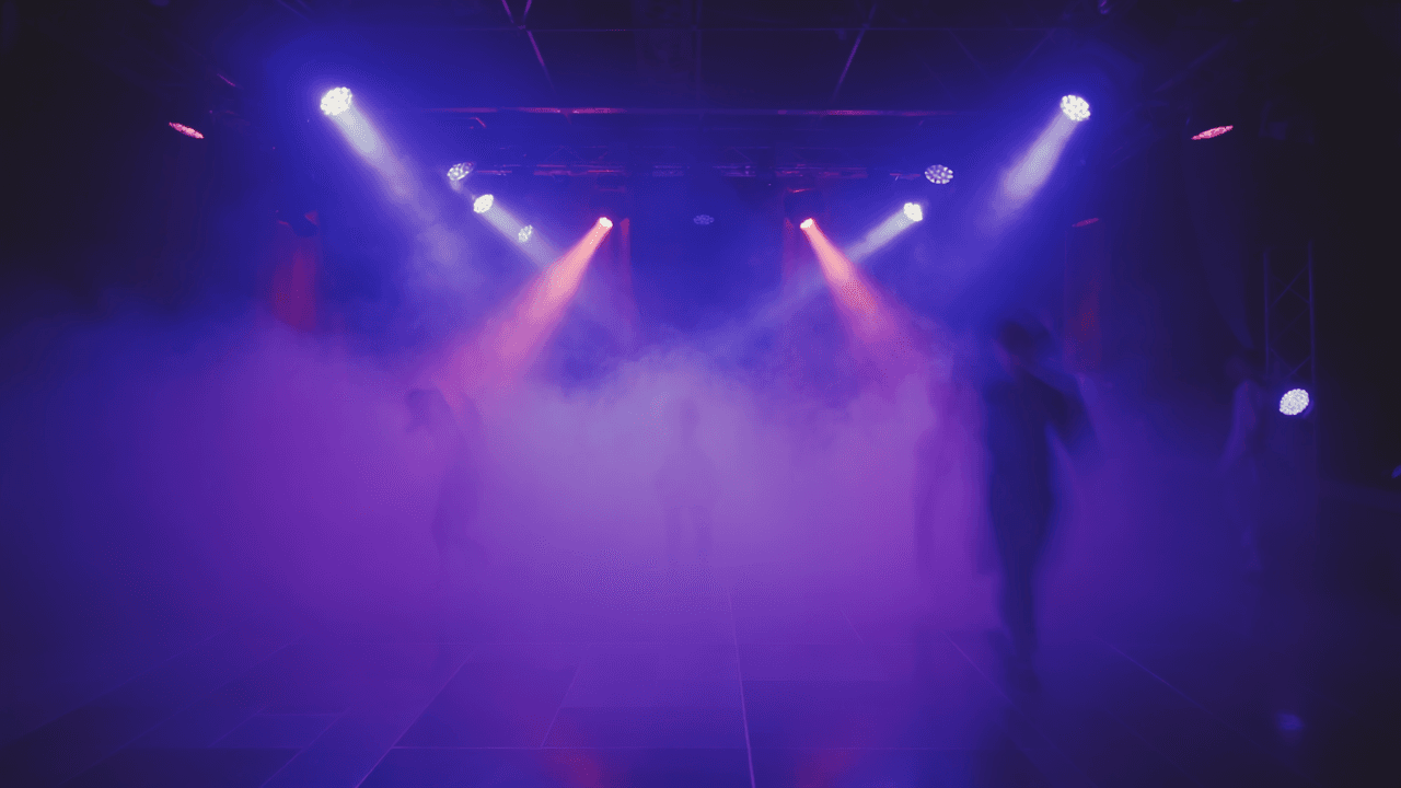 Ambiance club, lumière violette